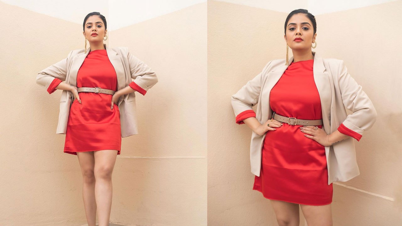 Sreemukhi Photos: రెడ్ కలర్ షార్ట్ డ్రెస్సులో శ్రీముఖి అందాలు.. లేటెస్ట్ ఫొటోలు వైరల్..!