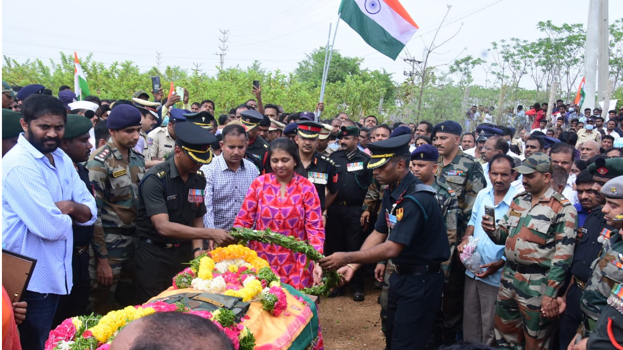 ఆర్మీ హెలీకాప్టర్ ప్రమాదంలో చనిపోయిన లెఫ్ట్నెంట్ కల్నల్ వినయ్ బాను