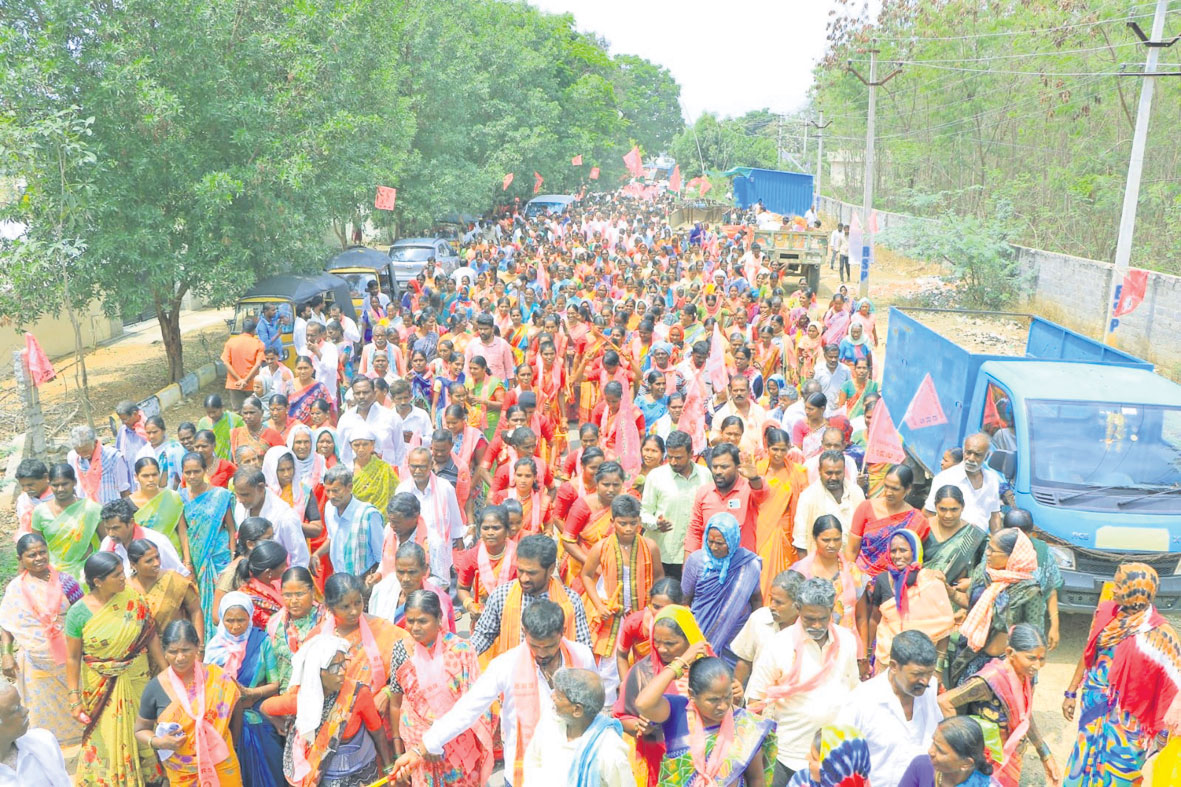 ప్రభుత్వాలను కూల్చేపనిలో కేంద్రం