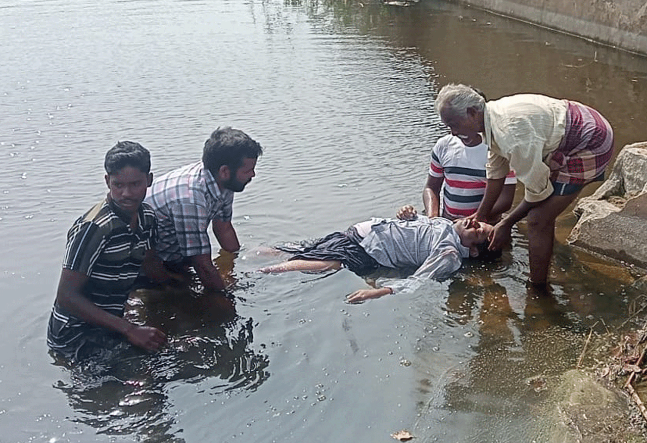 ప్రమాదవశాత్తూ చెరువులో పడి   ట్రాక్టర్‌ యజమాని మృతి