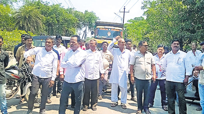 రోడ్డుపై గోతులతో ప్రమాదాలు