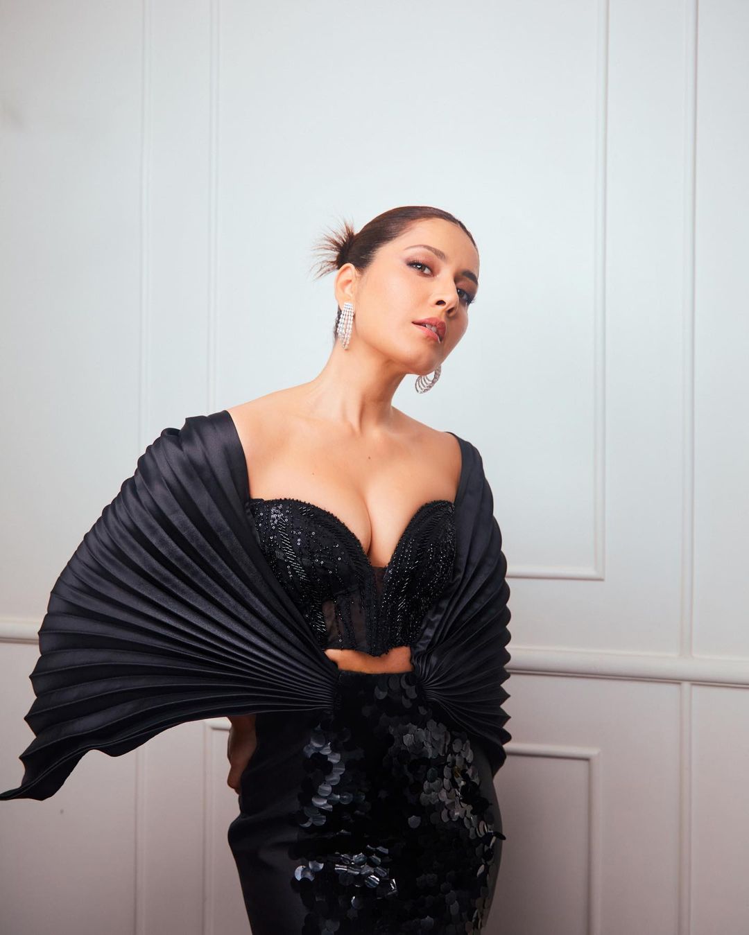 Raashi Khanna Photos: తాజాగా షేర్ చేసిన ఫొటోలు.. గ్లామర్ డోస్ పెంచేసిన రాశీ ఖన్నా..!