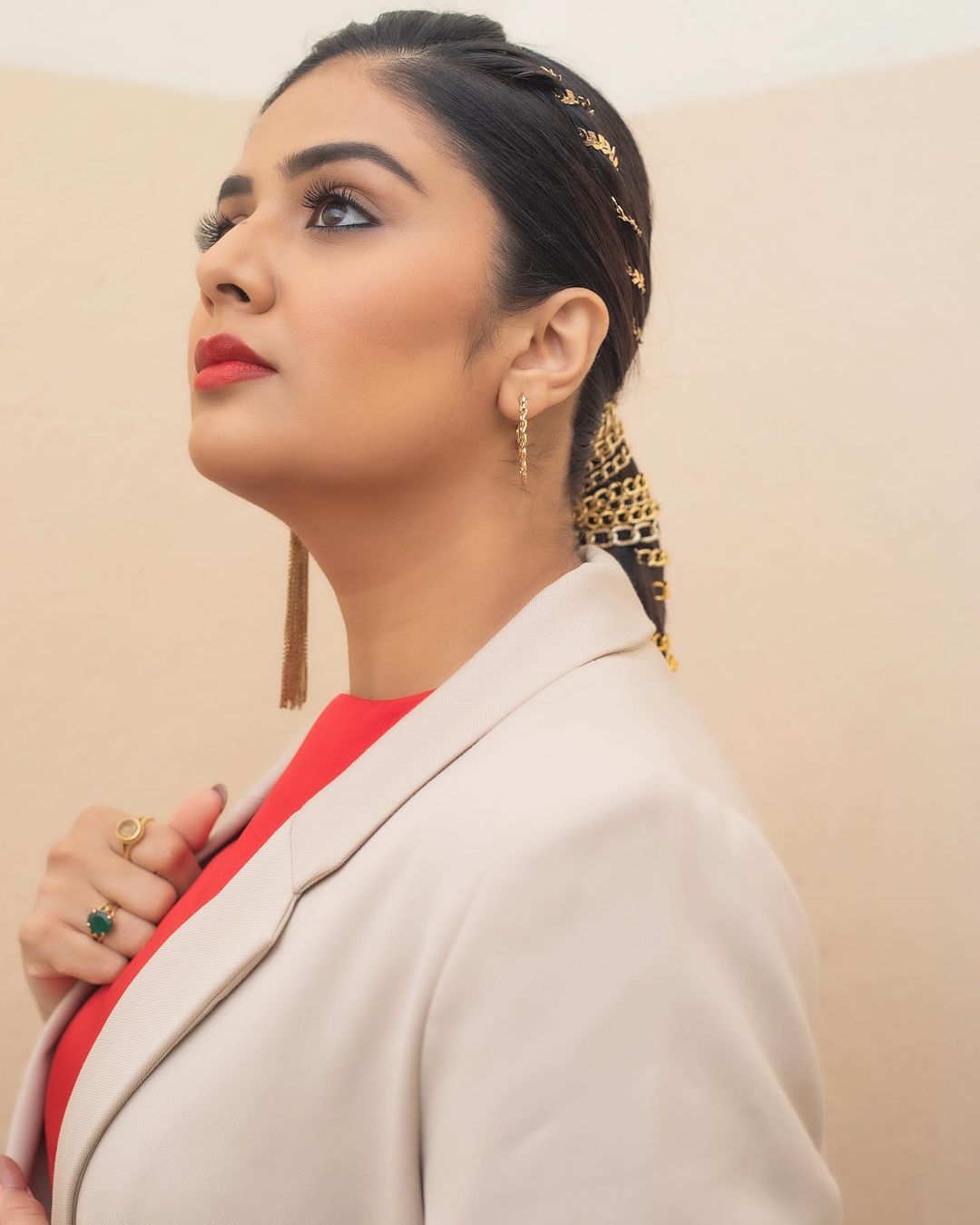 Sreemukhi Photos: రెడ్ కలర్ షార్ట్ డ్రెస్సులో శ్రీముఖి అందాలు.. లేటెస్ట్ ఫొటోలు వైరల్..!