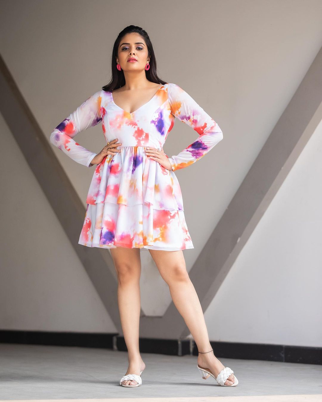 Sreemukhi Photos: రెడ్ కలర్ షార్ట్ డ్రెస్సులో శ్రీముఖి అందాలు.. లేటెస్ట్ ఫొటోలు వైరల్..!