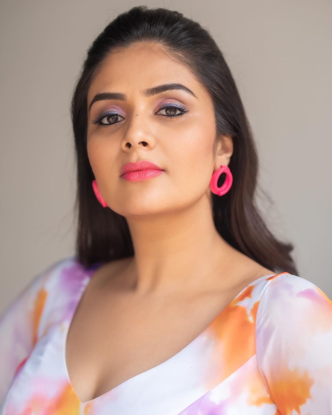 Sreemukhi Photos: రెడ్ కలర్ షార్ట్ డ్రెస్సులో శ్రీముఖి అందాలు.. లేటెస్ట్ ఫొటోలు వైరల్..!