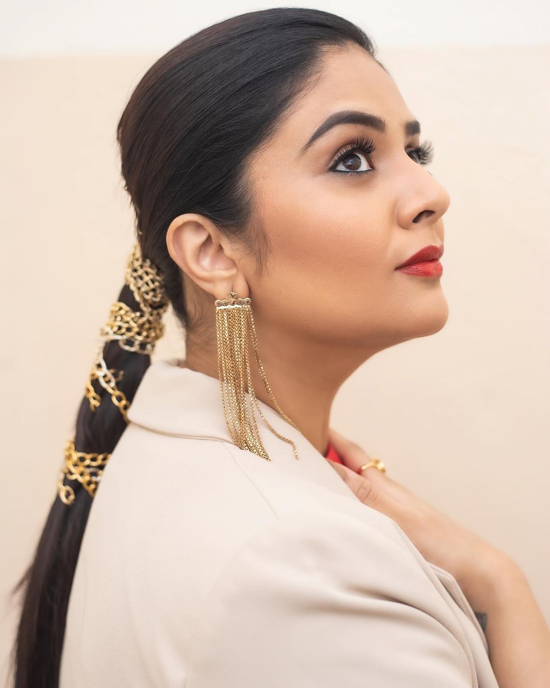 Sreemukhi Photos: రెడ్ కలర్ షార్ట్ డ్రెస్సులో శ్రీముఖి అందాలు.. లేటెస్ట్ ఫొటోలు వైరల్..!