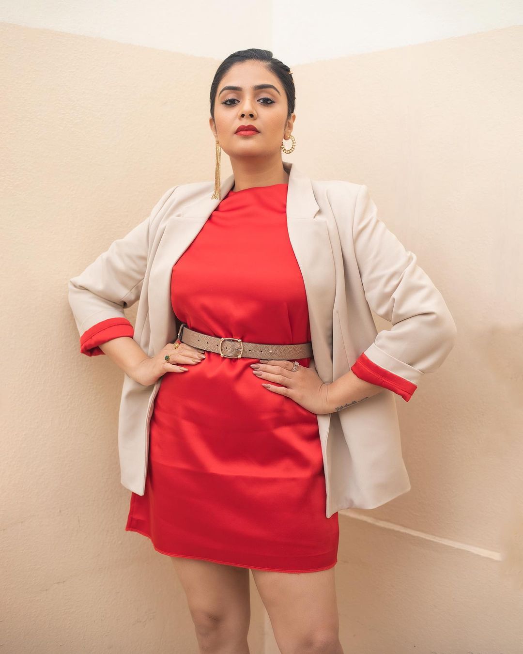 Sreemukhi Photos: రెడ్ కలర్ షార్ట్ డ్రెస్సులో శ్రీముఖి అందాలు.. లేటెస్ట్ ఫొటోలు వైరల్..!