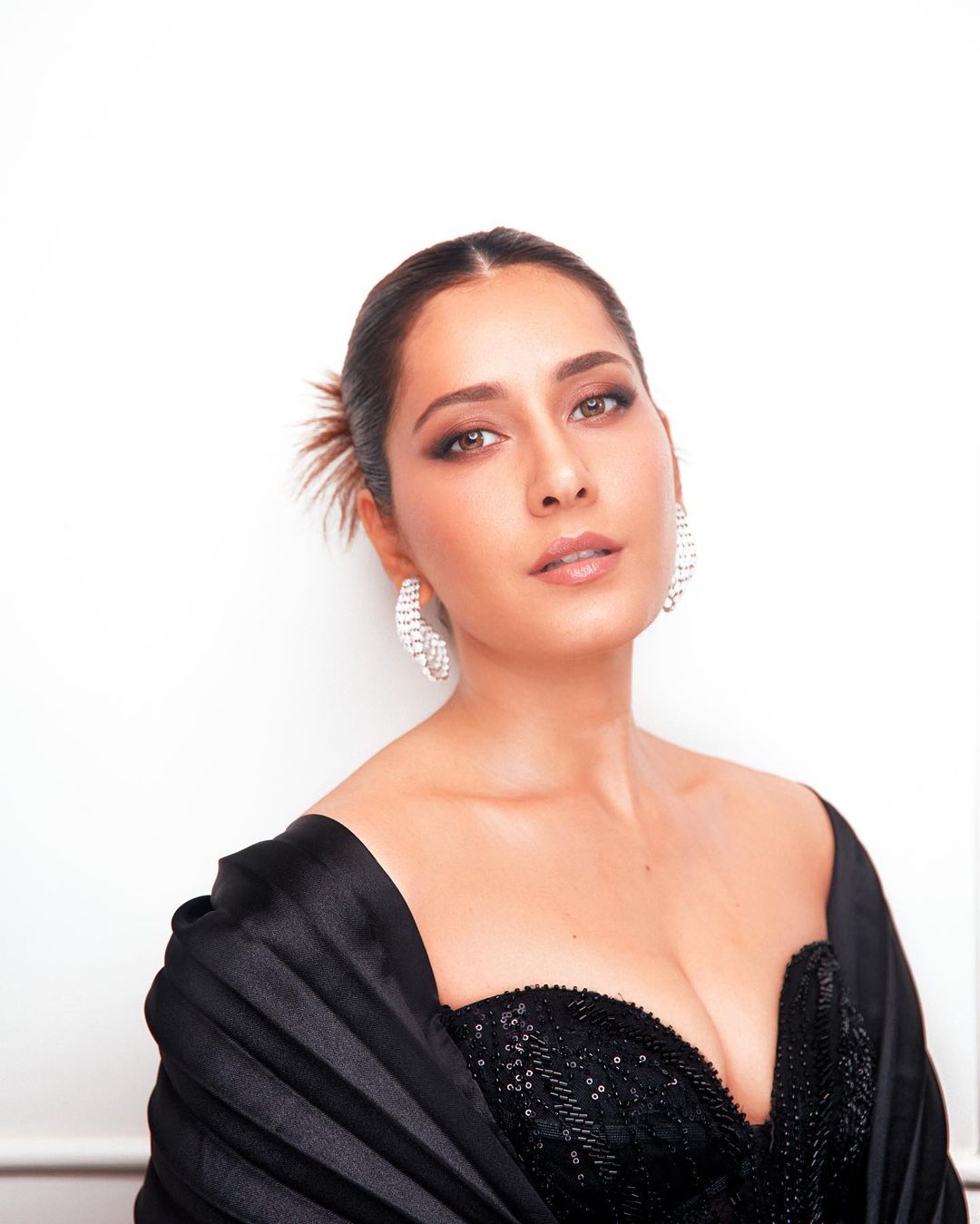 Raashi Khanna Photos: తాజాగా షేర్ చేసిన ఫొటోలు.. గ్లామర్ డోస్ పెంచేసిన రాశీ ఖన్నా..!