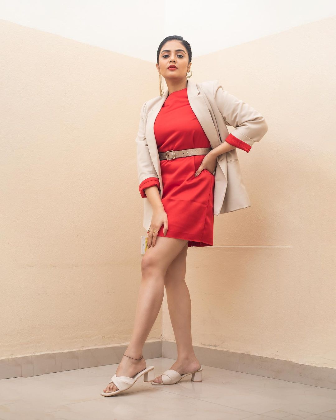 Sreemukhi Photos: రెడ్ కలర్ షార్ట్ డ్రెస్సులో శ్రీముఖి అందాలు.. లేటెస్ట్ ఫొటోలు వైరల్..!