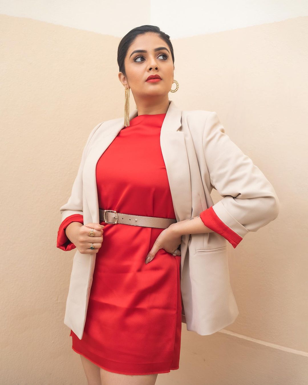 Sreemukhi Photos: రెడ్ కలర్ షార్ట్ డ్రెస్సులో శ్రీముఖి అందాలు.. లేటెస్ట్ ఫొటోలు వైరల్..!