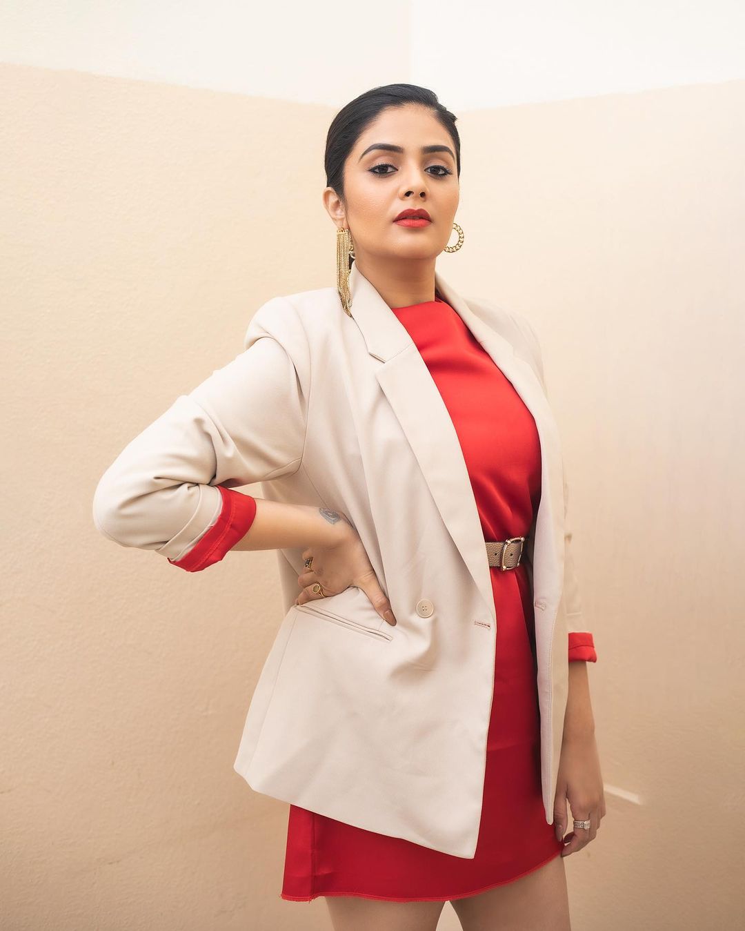 Sreemukhi Photos: రెడ్ కలర్ షార్ట్ డ్రెస్సులో శ్రీముఖి అందాలు.. లేటెస్ట్ ఫొటోలు వైరల్..!