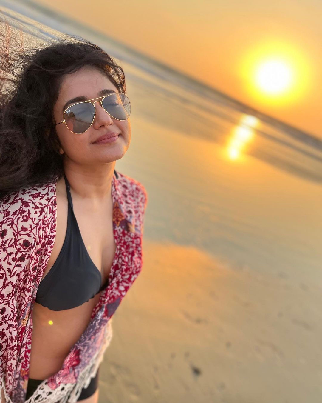 Poonam Bajwa: ‘సన్ సెట్‌’లో సెగలు పుట్టిస్తున్న పూనమ్ బాజ్వా.. వైరల్ అవుతున్న ఫొటోలు!