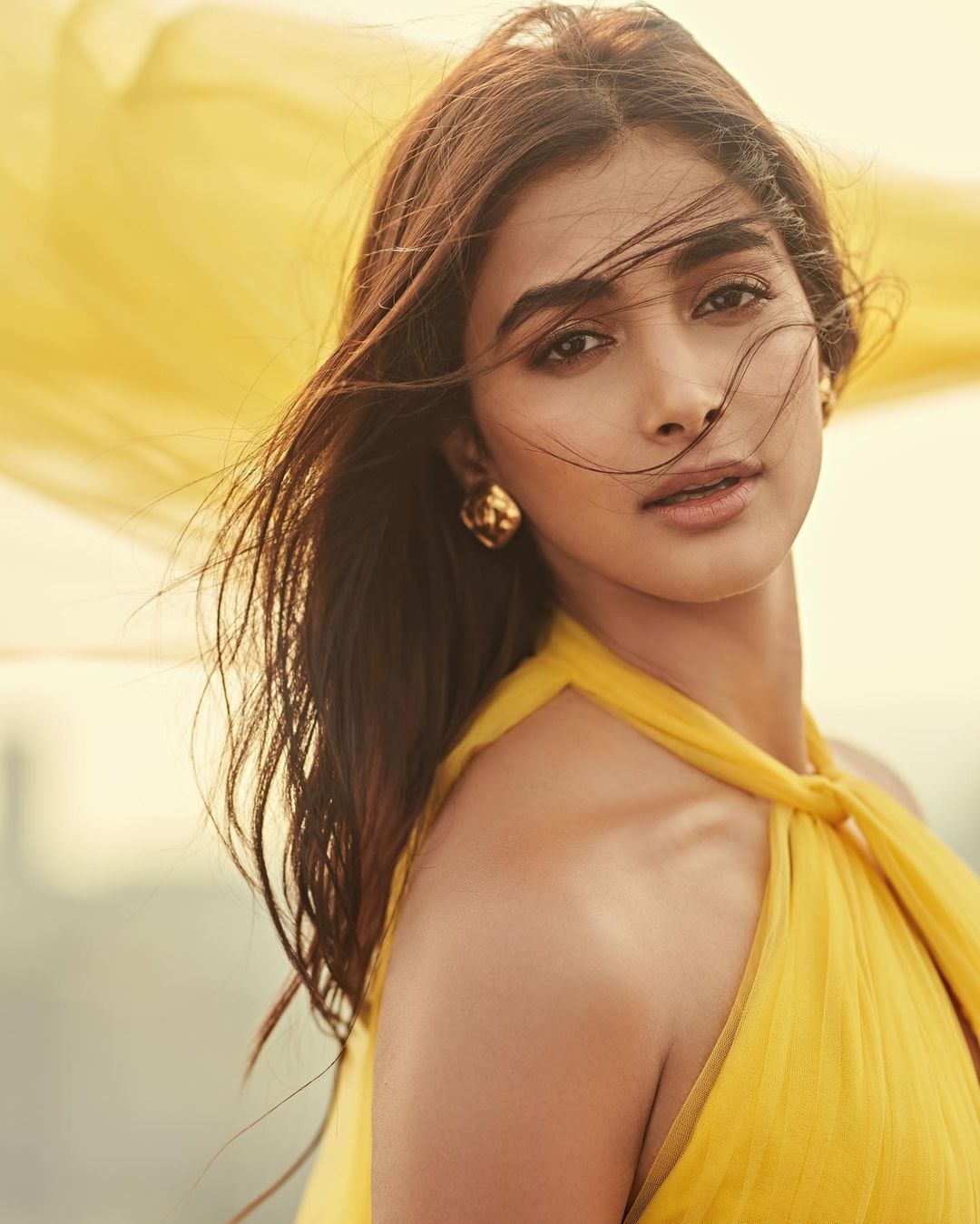 Pooja Hegde: బంతి పువ్వులా మెరిసిన బుట్టబొమ్మ.. ఫొటోలు వైరల్..! 