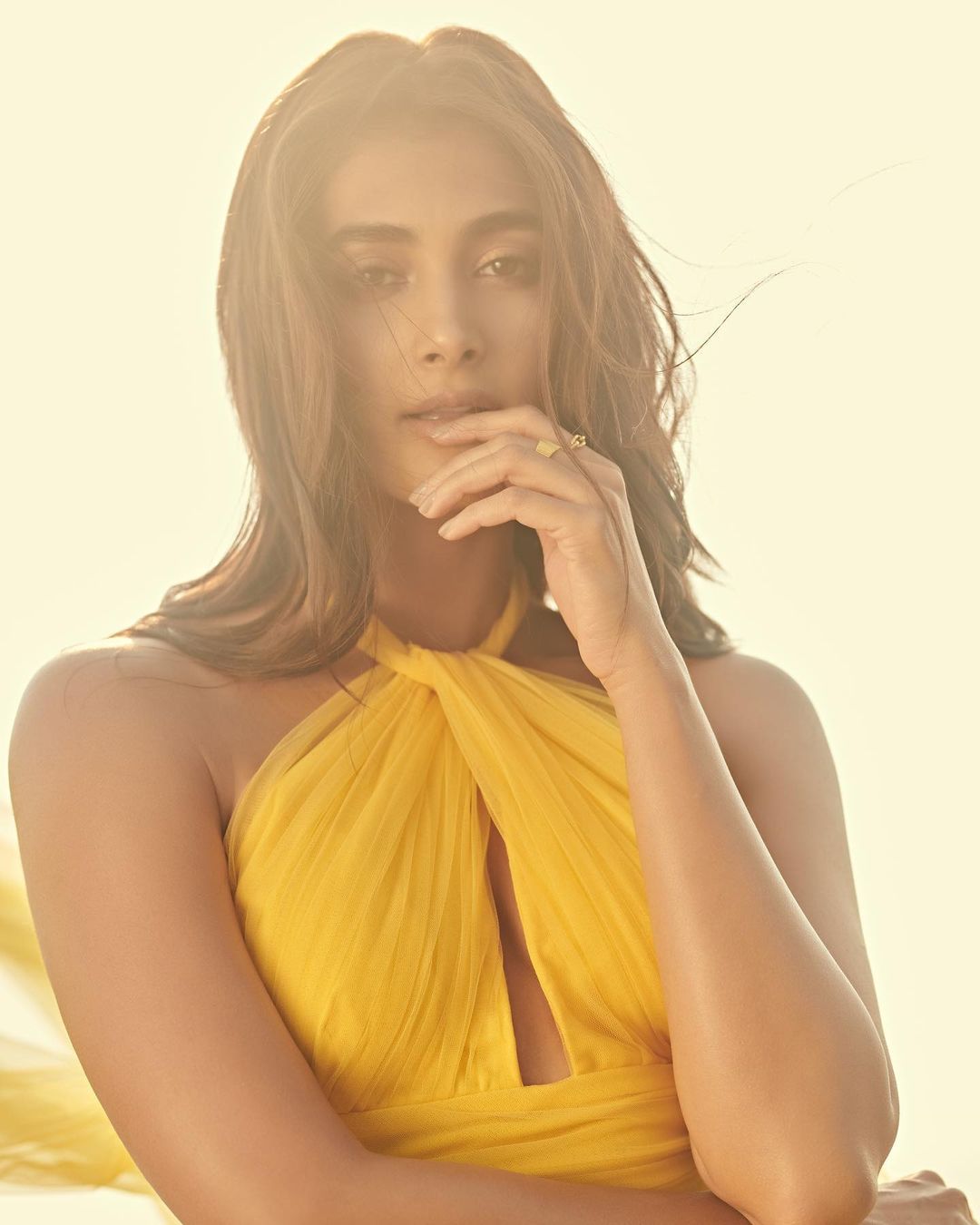 Pooja Hegde: బంతి పువ్వులా మెరిసిన బుట్టబొమ్మ.. ఫొటోలు వైరల్..! 