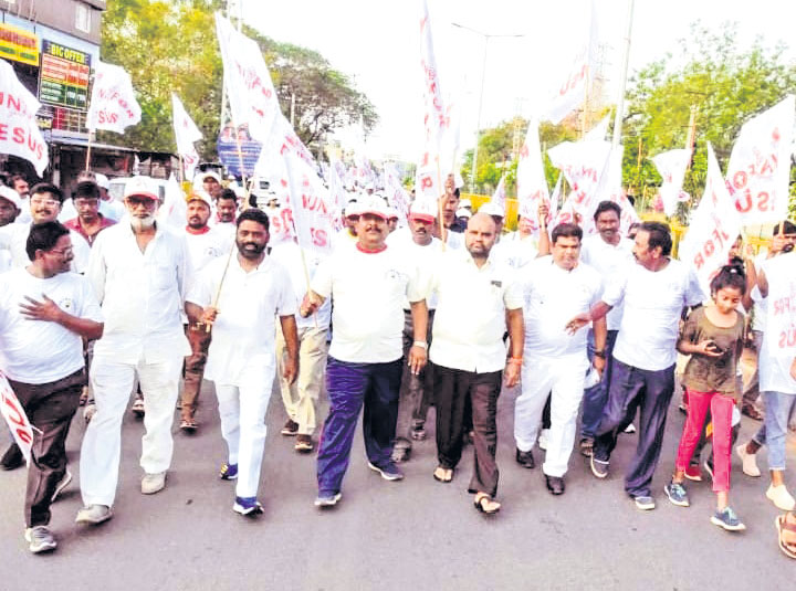 పాపుల కోసం క్రీస్తు శిలువపై రక్తాన్ని చిందించారు 