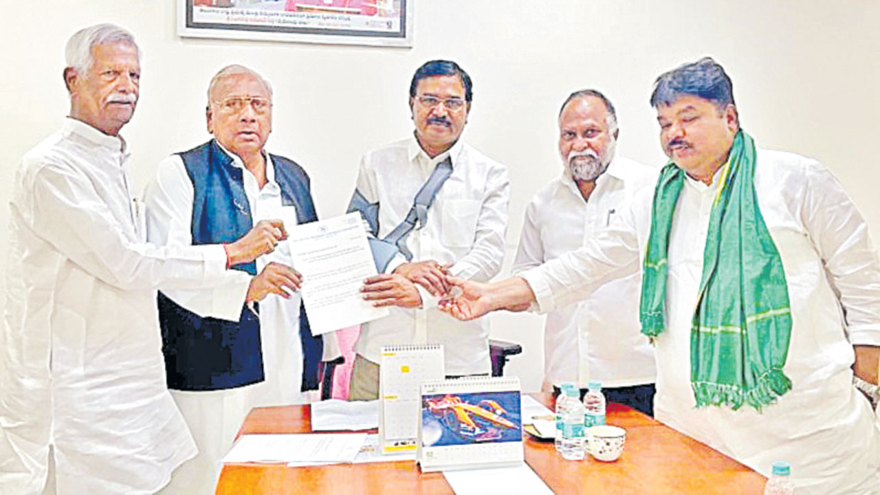 పంట నష్టపోయిన రైతులను ఆదుకోండి 