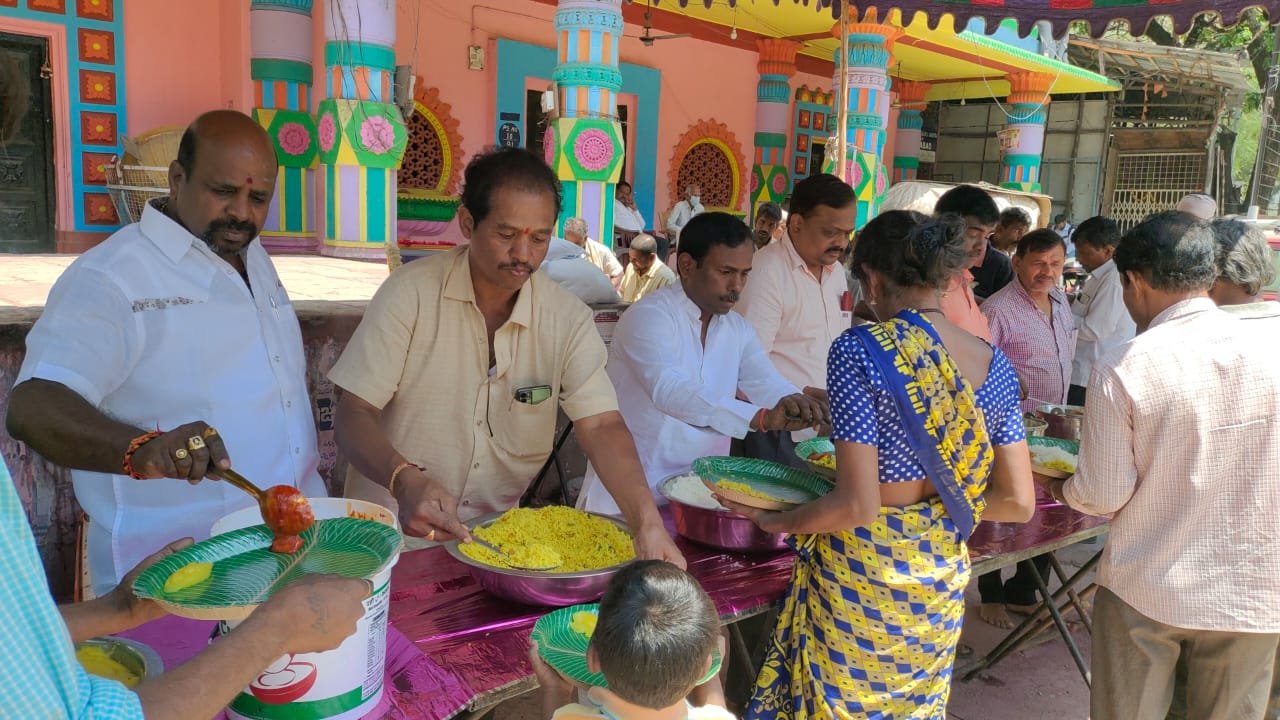 Food Donation: అమావాస్య సందర్భంగా ఖైరతాబాదులో అన్నదానం