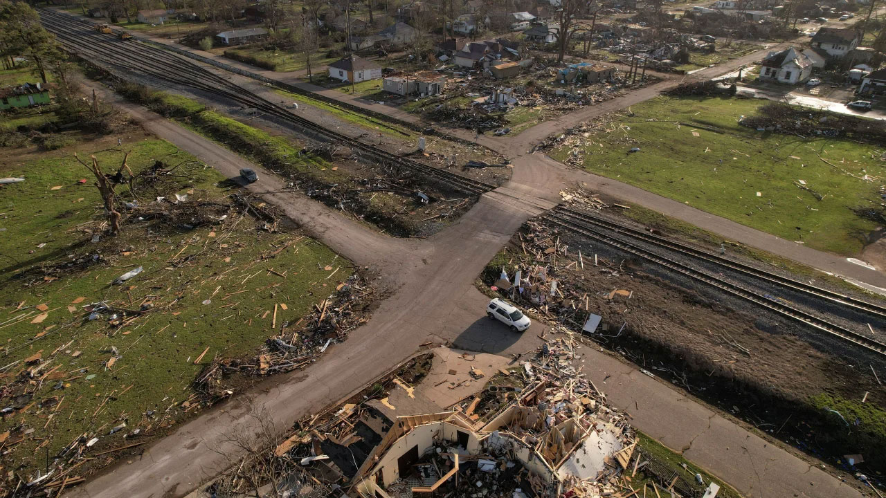 US tornadoes: అగ్రరాజ్యం అమెరికాపై ప్రకృతి కన్నెర్ర.. 11 మంది మృతి!