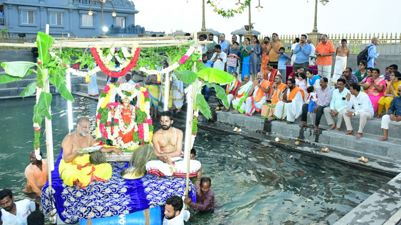 Yadadri: యాదాద్రిలో నేత్రపర్వంగా తెప్పోత్సవం