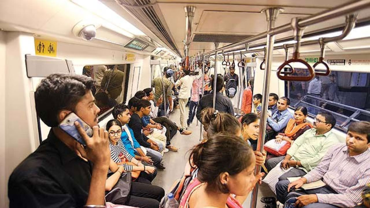 Metro Passengers : మెట్రో ప్రయాణికులపై చలాన్ల వర్షం కురిపిస్తున్న ట్రాఫిక్ పోలీసులు