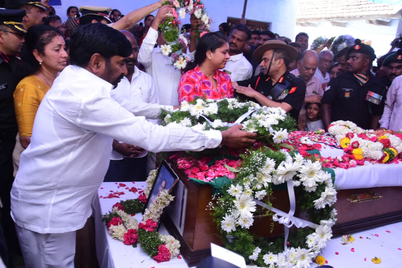 Funeral George Reddy ఆర్మీ హెలీకాప్టర్ ప్రమాదంలో చనిపోయిన లెఫ్ట్నెంట్ కల్నల్ వినయ్ బాను ...
