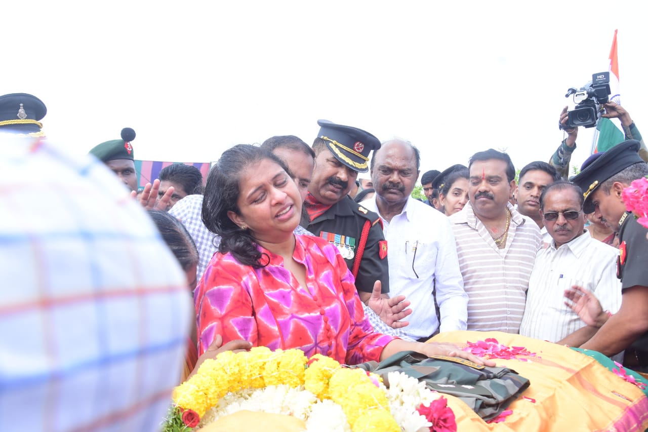 ఆర్మీ హెలీకాప్టర్ ప్రమాదంలో చనిపోయిన లెఫ్ట్నెంట్ కల్నల్ వినయ్ బాను