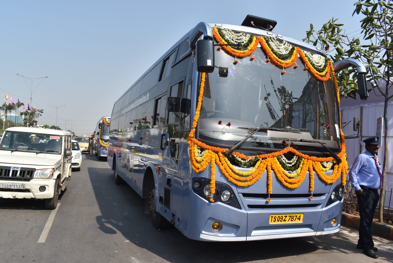TSRTC Lahari Bus: రోడ్డెక్కిన టీఎస్‌ఆర్టీసీ ‘లహరి’.. బస్సు లోపల ఎంత బాగుందో చూడండి..!