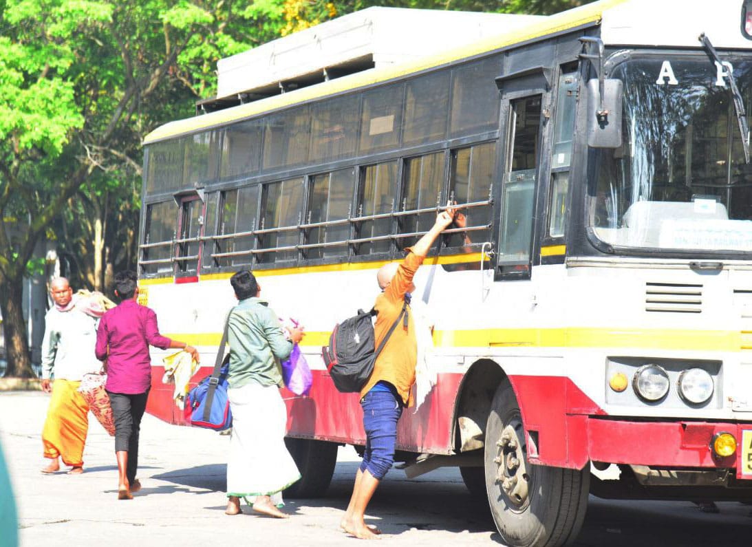 Tirumala: తిరుమల వెళ్లాలనుకుంటున్నారా.. అయితే అక్కడ ఉన్న పరిస్థితి చూస్తే..!