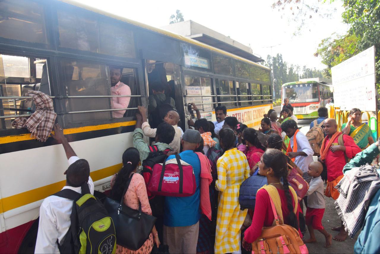 Tirumala: తిరుమల వెళ్లాలనుకుంటున్నారా.. అయితే అక్కడ ఉన్న పరిస్థితి చూస్తే..!