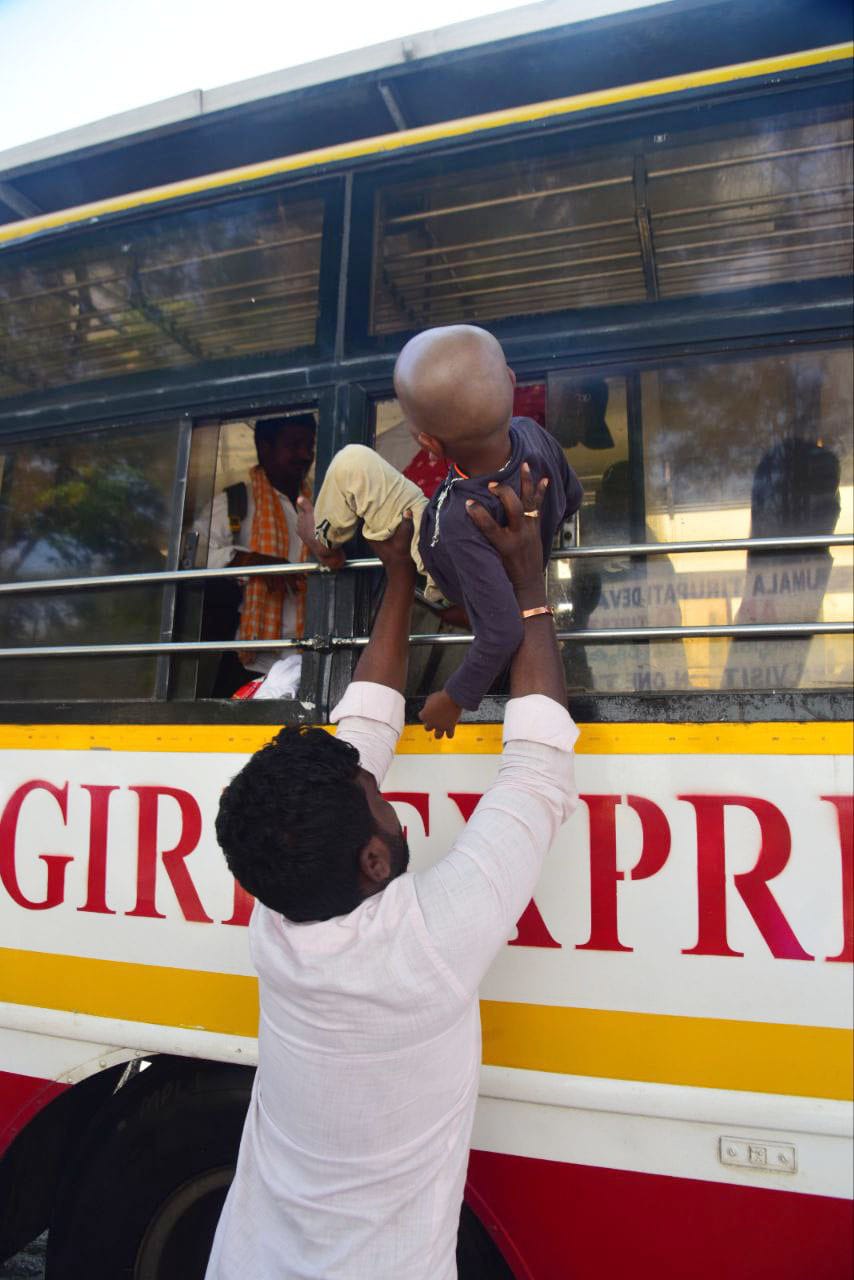 Tirumala: తిరుమల వెళ్లాలనుకుంటున్నారా.. అయితే అక్కడ ఉన్న పరిస్థితి చూస్తే..!