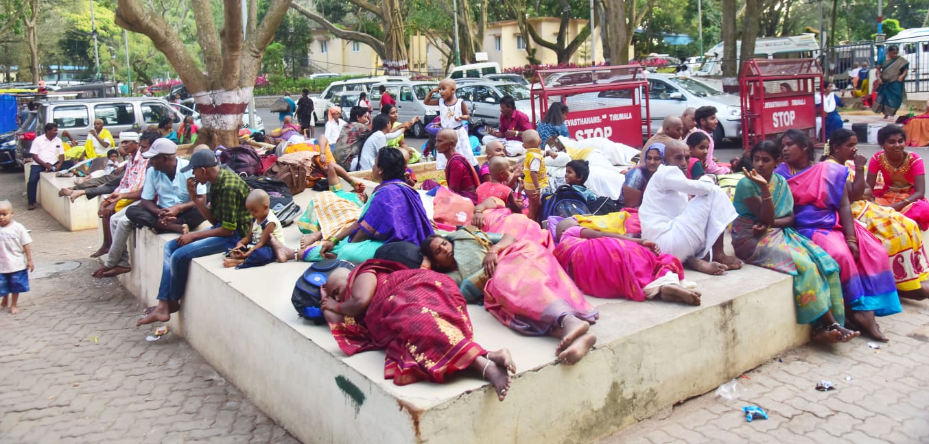 Tirumala: తిరుమల వెళ్లాలనుకుంటున్నారా.. అయితే అక్కడ ఉన్న పరిస్థితి చూస్తే..!