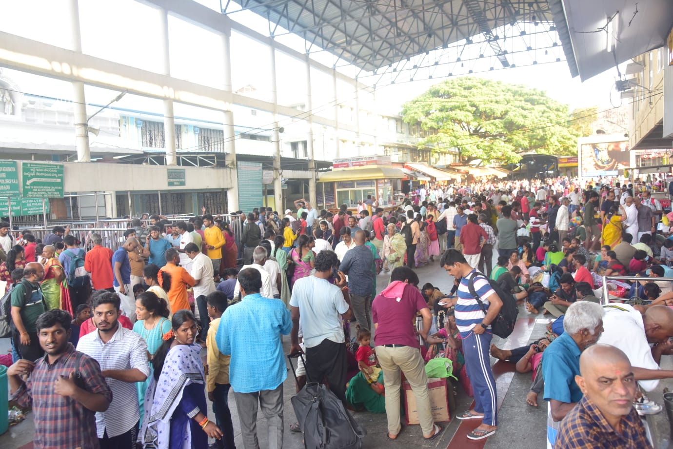 Tirumala: తిరుమల వెళ్లాలనుకుంటున్నారా.. అయితే అక్కడ ఉన్న పరిస్థితి చూస్తే..!