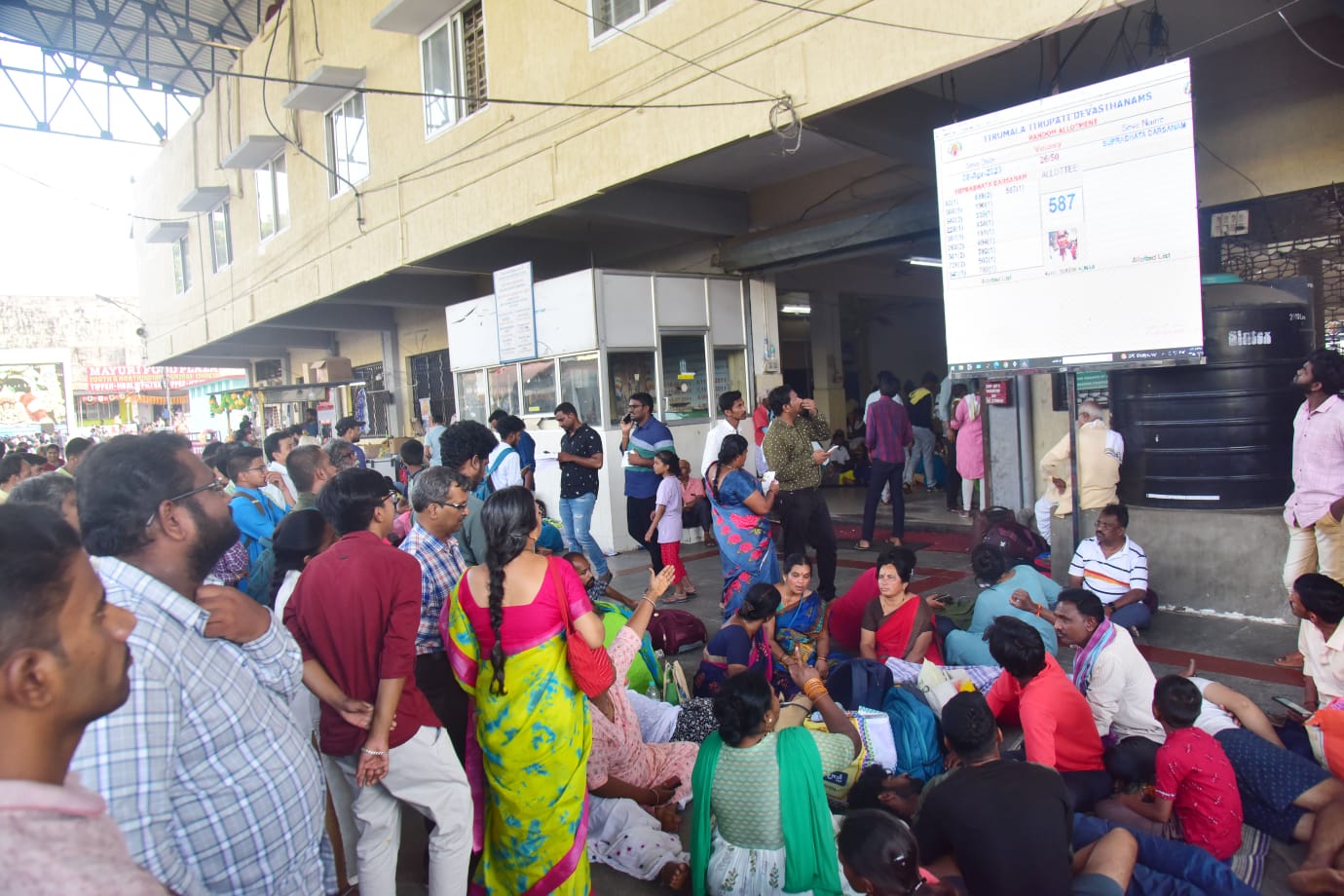 Tirumala: తిరుమల వెళ్లాలనుకుంటున్నారా.. అయితే అక్కడ ఉన్న పరిస్థితి చూస్తే..!