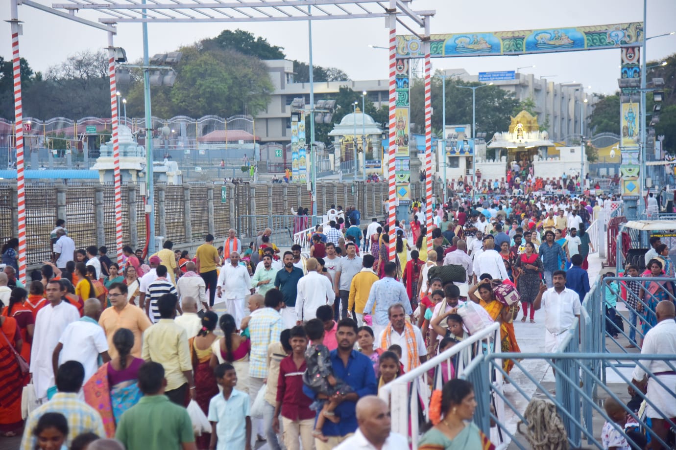 Tirumala: తిరుమల వెళ్లాలనుకుంటున్నారా.. అయితే అక్కడ ఉన్న పరిస్థితి చూస్తే..!