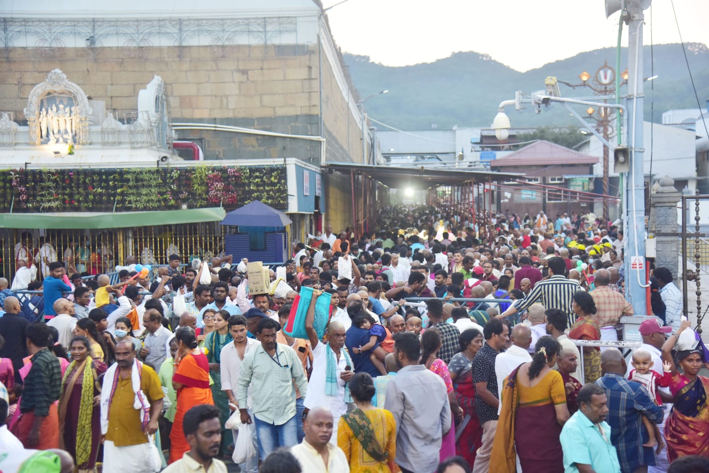 Tirumala: తిరుమల వెళ్లాలనుకుంటున్నారా.. అయితే అక్కడ ఉన్న పరిస్థితి చూస్తే..!
