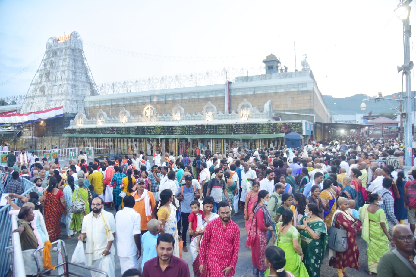 Tirumala: తిరుమల వెళ్లాలనుకుంటున్నారా.. అయితే అక్కడ ఉన్న పరిస్థితి చూస్తే..!