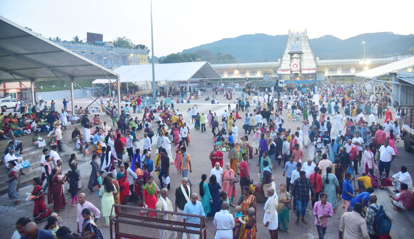 Tirumala: తిరుమల వెళ్లాలనుకుంటున్నారా.. అయితే అక్కడ ఉన్న పరిస్థితి చూస్తే..!