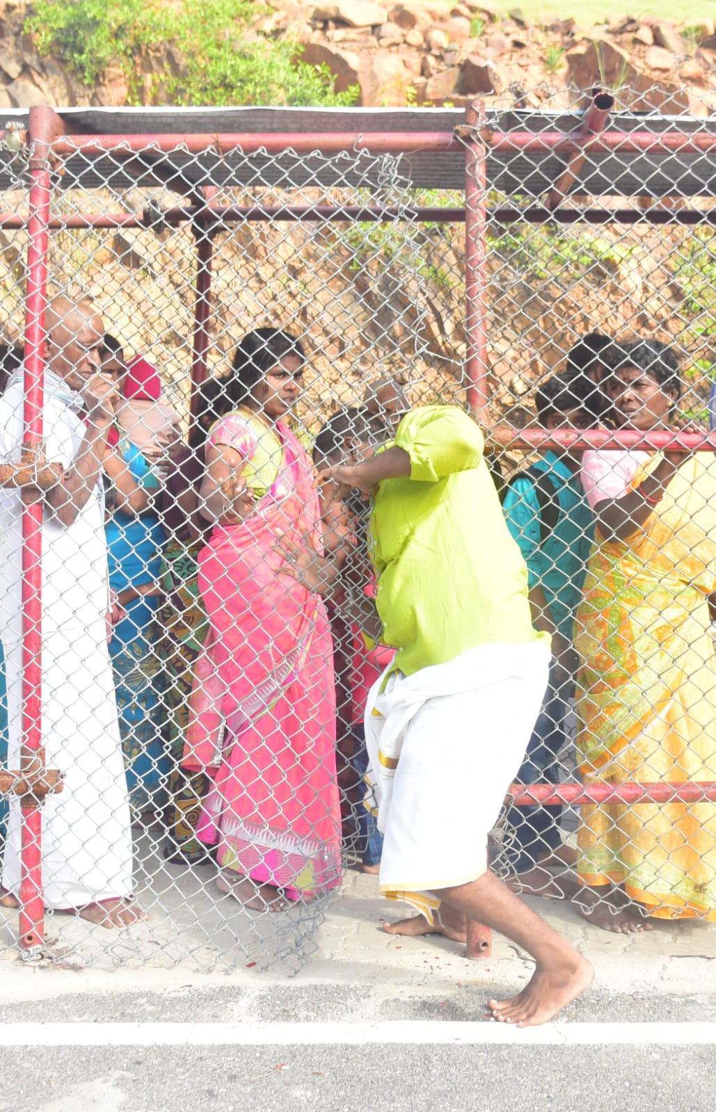 Tirumala: తిరుమల వెళ్లాలనుకుంటున్నారా.. అయితే అక్కడ ఉన్న పరిస్థితి చూస్తే..!