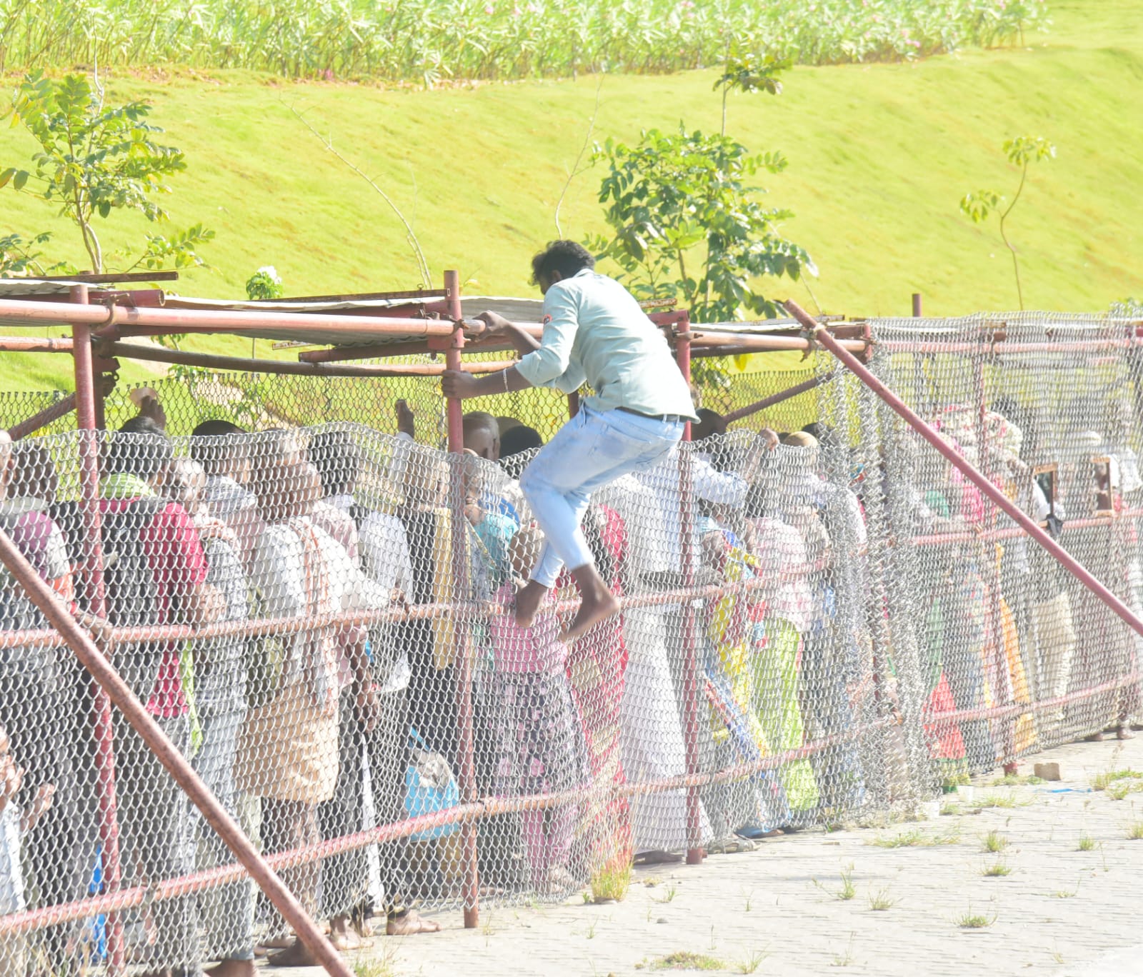 Tirumala: తిరుమల వెళ్లాలనుకుంటున్నారా.. అయితే అక్కడ ఉన్న పరిస్థితి చూస్తే..!