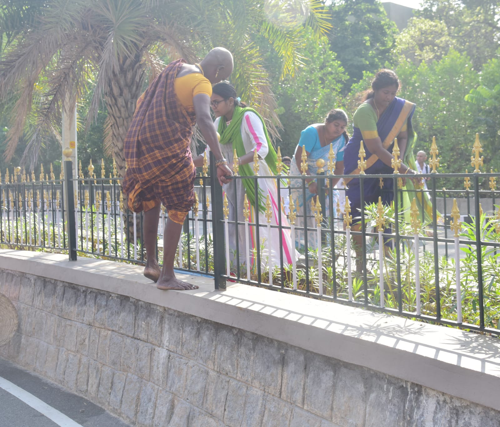 Tirumala: తిరుమల వెళ్లాలనుకుంటున్నారా.. అయితే అక్కడ ఉన్న పరిస్థితి చూస్తే..!