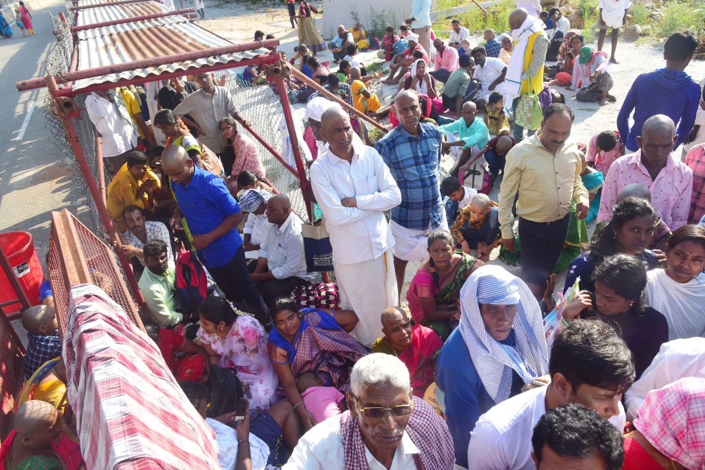 Tirumala: తిరుమల వెళ్లాలనుకుంటున్నారా.. అయితే అక్కడ ఉన్న పరిస్థితి చూస్తే..!