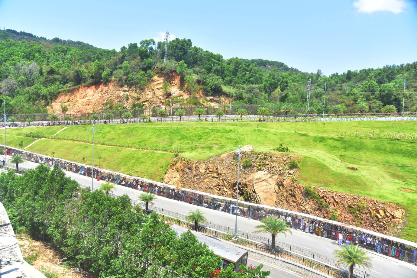 Tirumala: తిరుమల వెళ్లాలనుకుంటున్నారా.. అయితే అక్కడ ఉన్న పరిస్థితి చూస్తే..!