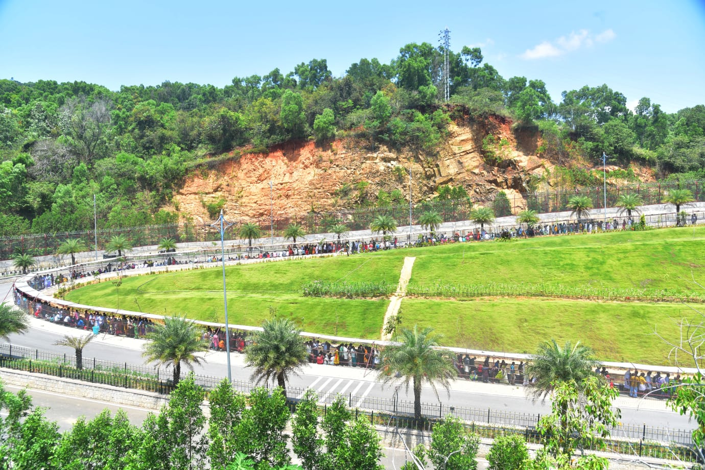 Tirumala: తిరుమల వెళ్లాలనుకుంటున్నారా.. అయితే అక్కడ ఉన్న పరిస్థితి చూస్తే..!