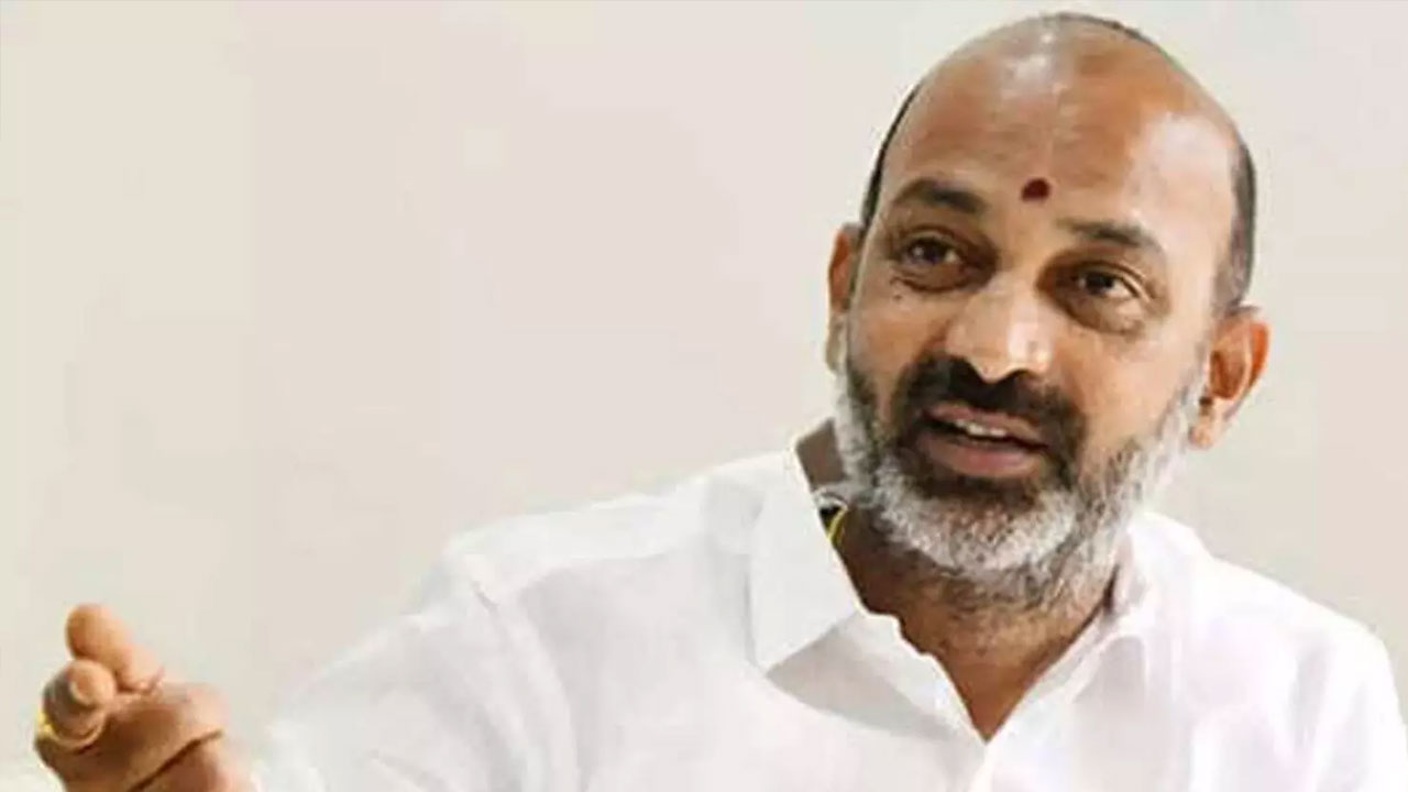 BJP Leader: మొదట ఆ తండ్రీకొడులకు సిట్ నోటీసులు ఇవ్వాలి.. బండి సంజయ్ ఫైర్