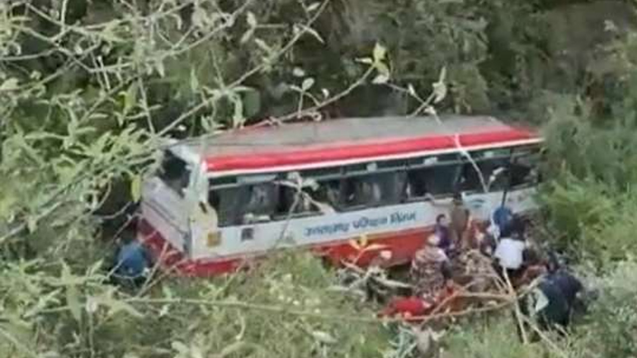 Bus Fall into gorge: లోయలో దొర్లిపడిన బస్సు...ఇద్దరు దుర్మరణం