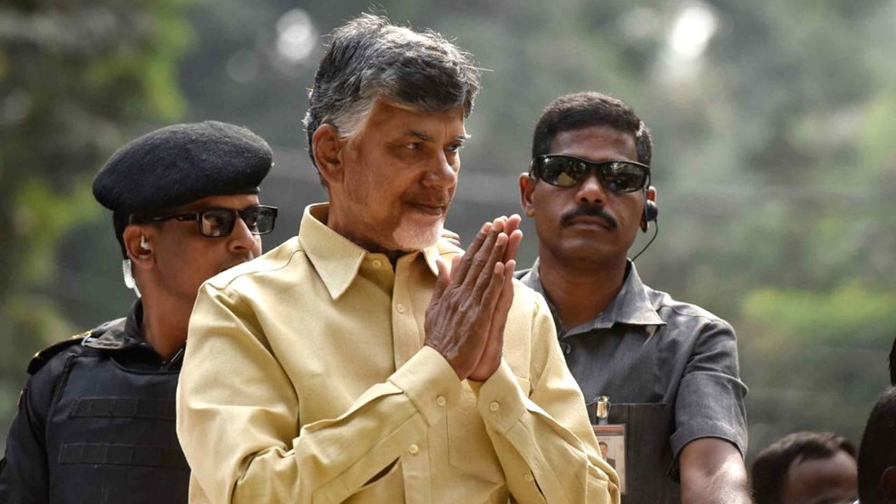 Chandrababu Naidu: ఉమ్మడి కృష్ణాజిల్లా పర్యటనకు బయలుదేరిన చంద్రబాబు.. టీడీపీ శ్రేణుల ఘనస్వాగతం