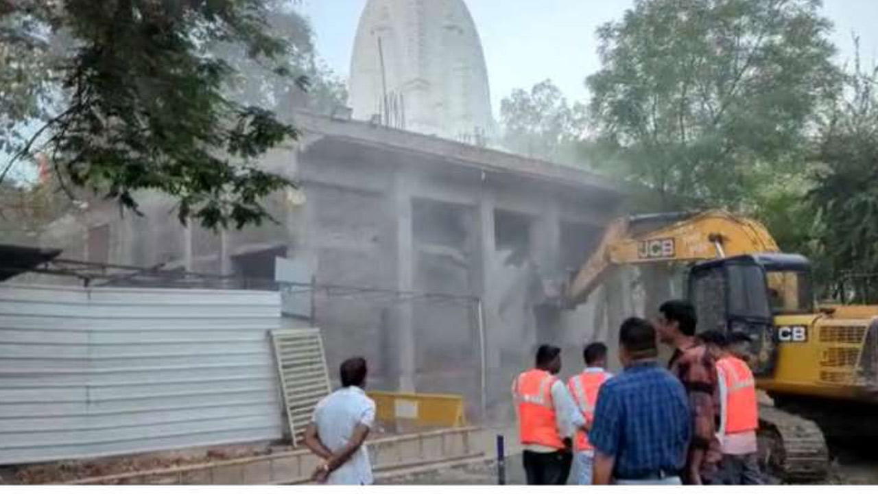 Indore Stepwell Collapse: ఆలయంలో అక్రమనిర్మాణంపై బుల్డోజర్.. విగ్రహాల తరలింపు