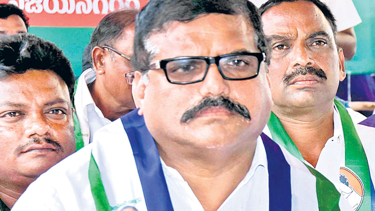 ఉపాధ్యాయ ఖాళీలు 717 మాత్రమే!