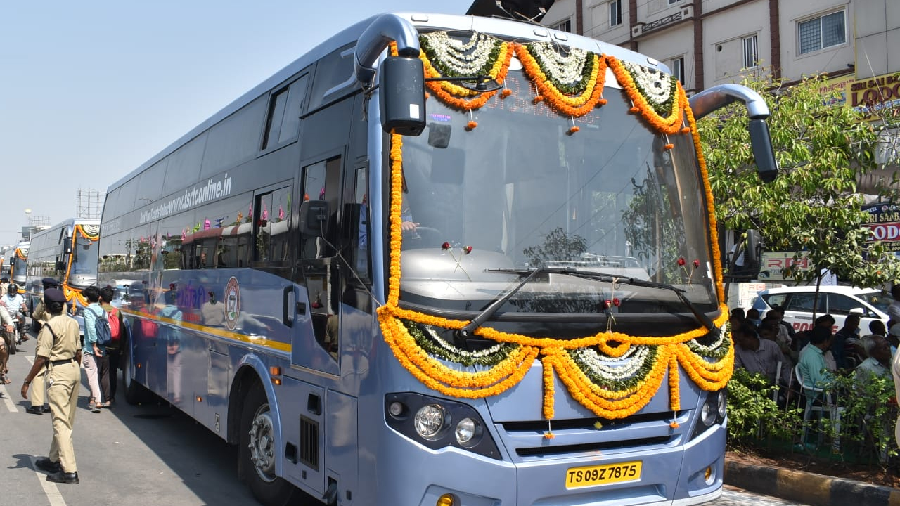 TSRTC Lahari Bus: రోడ్డెక్కిన టీఎస్‌ఆర్టీసీ ‘లహరి’.. బస్సు లోపల ఎంత బాగుందో చూడండి..!
