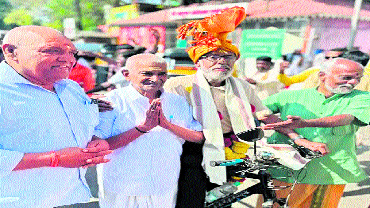 Chennai: సేలం నుంచి షిర్డీ వరకు.. 82 ఏళ్ల వయస్సులోనూ.. 